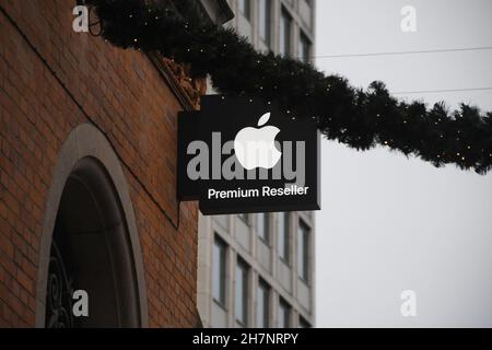Copenhague/Danemark./24 novembre 2021 /Humac Premium Reselleer Apple product shops et shoppers en ligne pour visiter le nouveau magasin Humac dans la capitale danoise Copenhague Danemark.(Photo..Francis Joseph Dean/Dean Pictures) Banque D'Images