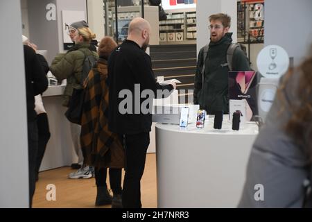 Copenhague/Danemark./24 novembre 2021 /Humac Premium Reselleer Apple product shops et shoppers en ligne pour visiter le nouveau magasin Humac dans la capitale danoise Copenhague Danemark.(Photo..Francis Joseph Dean/Dean Pictures) Banque D'Images