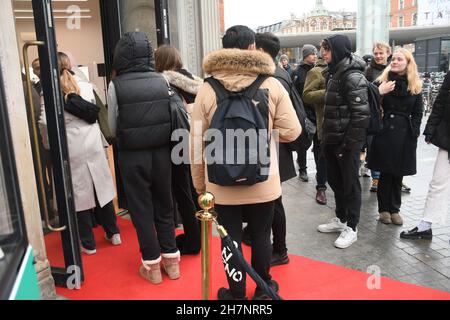 Copenhague/Danemark./24 novembre 2021 /Humac Premium Reselleer Apple product shops et shoppers en ligne pour visiter le nouveau magasin Humac dans la capitale danoise Copenhague Danemark.(Photo..Francis Joseph Dean/Dean Pictures) Banque D'Images