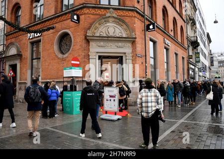 Copenhague/Danemark./24 novembre 2021 /Humac Premium Reselleer Apple product shops et shoppers en ligne pour visiter le nouveau magasin Humac dans la capitale danoise Copenhague Danemark.(Photo..Francis Joseph Dean/Dean Pictures) Banque D'Images