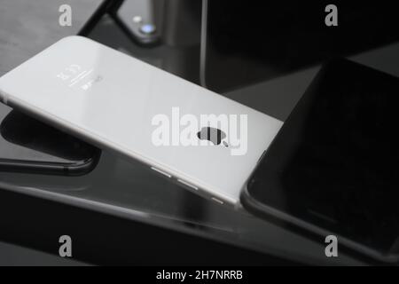 Copenhague/Danemark./24 novembre 2021 /Humac Premium Reselleer Apple product shops et shoppers en ligne pour visiter le nouveau magasin Humac dans la capitale danoise Copenhague Danemark.(Photo..Francis Joseph Dean/Dean Pictures) Banque D'Images