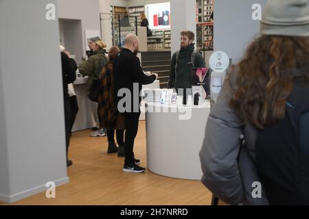 Copenhague/Danemark./24 novembre 2021 /Humac Premium Reselleer Apple product shops et shoppers en ligne pour visiter le nouveau magasin Humac dans la capitale danoise Copenhague Danemark.(Photo..Francis Joseph Dean/Dean Pictures) Banque D'Images