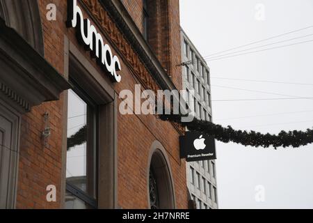 Copenhague/Danemark./24 novembre 2021 /Humac Premium Reselleer Apple product shops et shoppers en ligne pour visiter le nouveau magasin Humac dans la capitale danoise Copenhague Danemark.(Photo..Francis Joseph Dean/Dean Pictures) Banque D'Images