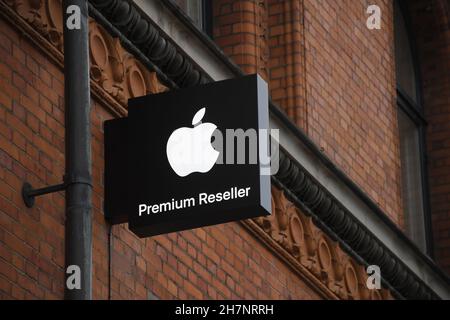 Copenhague/Danemark./24 novembre 2021 /Humac Premium Reselleer Apple product shops et shoppers en ligne pour visiter le nouveau magasin Humac dans la capitale danoise Copenhague Danemark.(Photo..Francis Joseph Dean/Dean Pictures) Banque D'Images