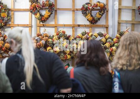 Londres Royaume-Uni 24 novembre 2021 Olympia Londres, The Ideal Home Show Christmas apportez tout pour préparer votre maison pour les fêtes de fin d'année.Du 24 au 28 novembre, cet événement annuel de Noël vous donnera des idées de saison sur des décorations et des cadeaux faits à la main, des puddings de Noël et des fizz de fête, des centaines de marques dans 4 sections d'exposition sur le thème de Noël, des cadeaux, des animaux de compagnie, des articles pour la maison et des décorations.Paul Quezada-Neiman/Alamy Live News f Banque D'Images