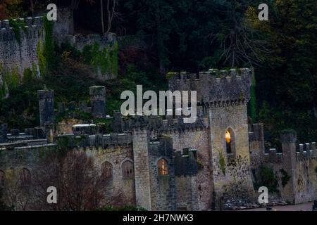 Téléobjectif en soirée du château de Gwritch une semaine avant que je ne soit une célébrité Obtenez-moi d'ici 2021.Entouré d'arbres d'automne, paysage Banque D'Images