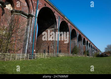 Arches Whalley. Viaduc de train en brique rouge dans la vallée de ribble. Scène ferroviaire britannique Banque D'Images