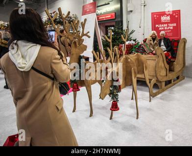 Londres Royaume-Uni 24 novembre 2021 Olympia Londres, The Ideal Home Show Christmas apportez tout pour préparer votre maison pour les fêtes de fin d'année.Du 24 au 28 novembre, cet événement annuel de Noël vous donnera des idées de saison sur des décorations et des cadeaux faits à la main, des puddings de Noël et des fizz de fête, des centaines de marques dans 4 sections d'exposition sur le thème de Noël, des cadeaux, des animaux de compagnie, des articles pour la maison et des décorations.Paul Quezada-Neiman/Alamy Live News Banque D'Images