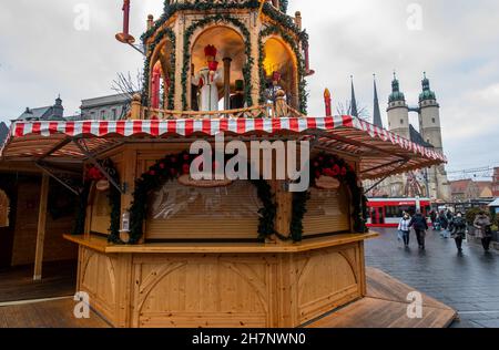 24 novembre 2021, Saxe-Anhalt, Halle (Saale): Les étals du marché de Noël de Halle/Saale sont fermés.Seulement un jour après l'ouverture, la ville ferme à nouveau son marché de Noël.Selon la nouvelle réglementation de l'État pour contenir la pandémie, les règles précédentes concernant les visiteurs n'étaient pas suffisantes, a annoncé la ville.Photo: Hendrik Schmidt/dpa-Zentralbild/ZB Banque D'Images