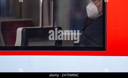 24 novembre 2021, Saxe-Anhalt, Halle (Saale): Un passager portant un masque FFP2 est assis dans un tramway à Halle/Saale.Depuis ce mercredi, la règle 3G s'applique à PNV et est contrôlée au hasard.Photo: Hendrik Schmidt/dpa-Zentralbild/ZB Banque D'Images