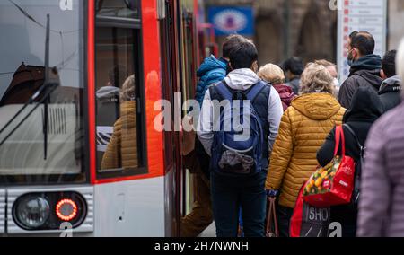 24 novembre 2021, Saxe-Anhalt, Halle (Saale) : les passagers montent à bord du tramway à un arrêt du marché de Halle/Saale.Depuis ce mercredi, la règle 3G est valide dans PNV et est contrôlée au hasard.Photo: Hendrik Schmidt/dpa-Zentralbild/ZB Banque D'Images