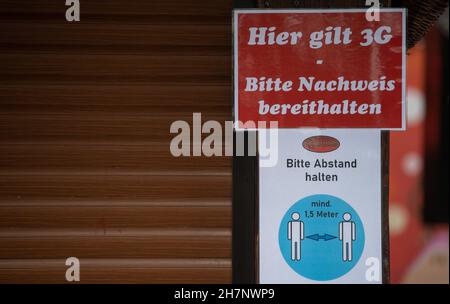 24 novembre 2021, Saxe-Anhalt, Halle (Saale): «3G s'applique ici» est écrit sur un stand fermé au marché de Noël à Halle/Saale.Seulement un jour après l'ouverture, la ville ferme à nouveau son marché de Noël.Selon la nouvelle réglementation de l'État pour contenir la pandémie, les règles précédentes concernant les visiteurs n'étaient pas suffisantes, a annoncé la ville.Photo: Hendrik Schmidt/dpa-Zentralbild/ZB Banque D'Images