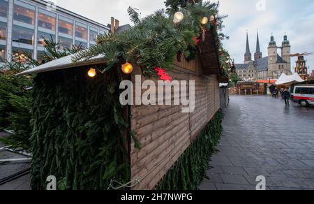 24 novembre 2021, Saxe-Anhalt, Halle (Saale): Les étals du marché de Noël de Halle/Saale sont fermés.Seulement un jour après l'ouverture, la ville ferme à nouveau son marché de Noël.Selon la nouvelle réglementation de l'État pour contenir la pandémie, les règles précédentes concernant les visiteurs n'étaient pas suffisantes, a annoncé la ville.Photo: Hendrik Schmidt/dpa-Zentralbild/ZB Banque D'Images