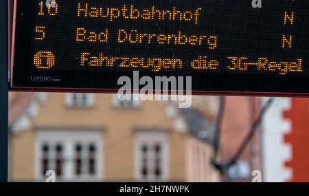 24 novembre 2021, Saxe-Anhalt, Halle (Saale): Avec une bande de ticker à un arrêt de tramway, les compagnies de transport de la ville de Halle/Saale soulignent la règle 3G désormais valide dans les bus et les trains.Depuis ce mercredi, la règle 3G est valide dans le PNV et est contrôlée au hasard.Photo: Hendrik Schmidt/dpa-Zentralbild/ZB Banque D'Images
