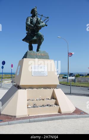 France, Normandie, Calvados, Côte de Nacre, Colleville-Montgomery,plage, statue de Piper Bill Millin Banque D'Images