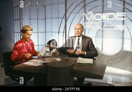Valéry Giscard d'Estaing sur l'ensemble de l'émission de télévision politique 'le monde en face', présentée par Christine Ockrent, sur TF1.1988 Banque D'Images