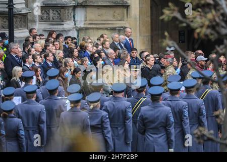 Westminster, Londres, Royaume-Uni.24 novembre 2021.Plusieurs rues de Westminster sont fermées comme défilé militaire avec la marche du groupe le long de la place du Parlement et dans le palais de Westminster.Le défilé comprend, et est en l'honneur de, ceux qui ont été les dernières troupes britanniques à quitter l'Afghanistan pendant la dernière étape de l'opération « piting », l'effort d'évacuer les ressortissants britanniques et les Afghans éligibles du pays.Une cérémonie dans les jardins de la Chambre des communes suit.Credit: Imagetraceur/Alamy Live News Banque D'Images