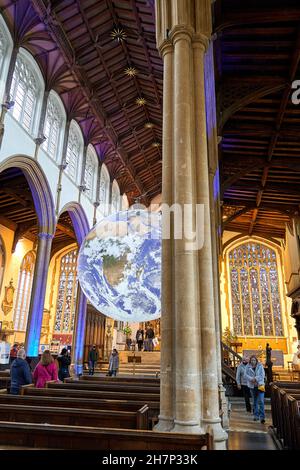 Gaia de l'artiste Luke Jerram, une installation de globe rotatif de 6 mètres utilisant des images de la NASA, exposée à l'église St Peter Mancroft, Norwich, Norfolk, Royaume-Uni. Banque D'Images