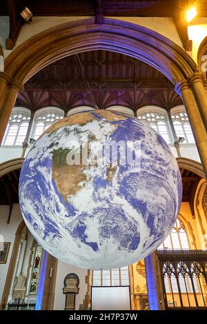 Gaia de l'artiste Luke Jerram, une installation de globe rotatif de 6 mètres utilisant des images de la NASA, exposée à l'église St Peter Mancroft, Norwich, Norfolk, Royaume-Uni. Banque D'Images