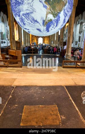 Gaia de l'artiste Luke Jerram, une installation de globe rotatif de 6 mètres utilisant des images de la NASA, exposée à l'église St Peter Mancroft, Norwich, Norfolk, Royaume-Uni. Banque D'Images