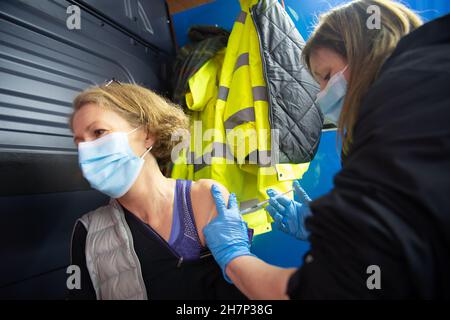 Chesham, Buckinghamshire, Royaume-Uni.24 novembre 2021.Un service mobile de vaccination NHS Health On the Move se trouvait aujourd'hui dans le centre-ville de Chesham, le jour du marché, pour fournir des vaccins Covid-19 et des injections de rappel.Il y avait des files d'attente tout le matin car les gens étaient impatients d'obtenir leurs covid-19 jabs de rappel avant Noël.Crédit : Maureen McLean/Alay Live News Banque D'Images