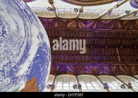 Gaia de l'artiste Luke Jerram, une installation de globe rotatif de 6 mètres utilisant des images de la NASA, exposée à l'église St Peter Mancroft, Norwich, Norfolk, Royaume-Uni. Banque D'Images