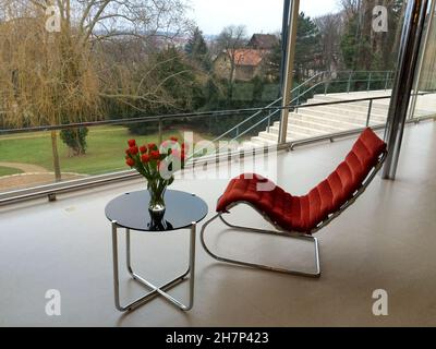 Intérieur de Villa Tugendhat avec chaise longue rouge Banque D'Images