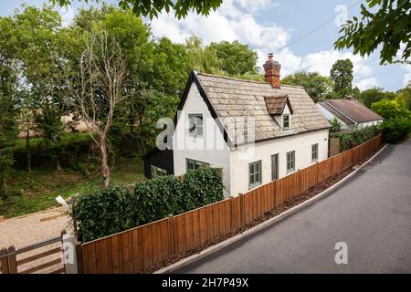 Great Wratting, Suffolk - août 21 2019: Maison traditionnelle avec un rendu extérieur orné dans le suffolk angleterre situé dans un pays typiquement étroit Banque D'Images