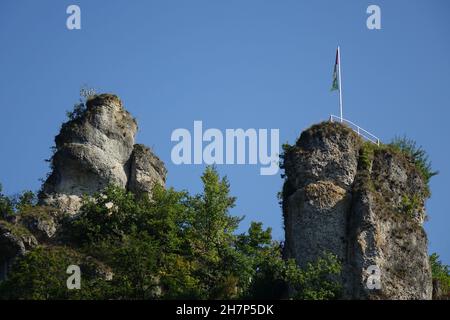 Roches célèbres avec point de vue Fahnenstein avec mât de drapeau sur le dessus, Tüchersfeld, Pottenstein, haute-Franconie, Bavière,Allemagne Banque D'Images