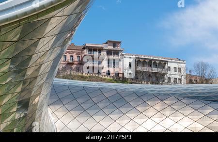 Ancien et nouveau à Tblisi, Géorgie : maisons historiques vues sur le toit moderne en verre et en acier du centre d'exposition en forme de tube et du théâtre musical Banque D'Images