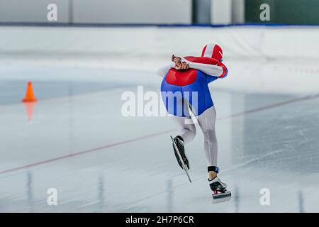 une athlète féminine fait une course de patinage sur glace Banque D'Images