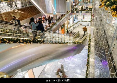 Visiteurs sur les escaliers mécaniques du centre commercial Hudson yards, décoré pour les vacances, à Manhattan, à New York, le dimanche 14 novembre 2021.(© Richard B. Levine) Banque D'Images