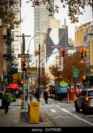 Un panneau non fini dans Midtown Manhattan à New York le mercredi 17 novembre 2021 annonçant l'iPhone 13.Apple a annoncé la réparation en libre-service pour permettre aux propriétaires de 1Phone 12 et 13 d'acheter des pièces, des outils et des manuels Apple pour réparer leurs propres iPhones.(© Richard B. Levine) Banque D'Images