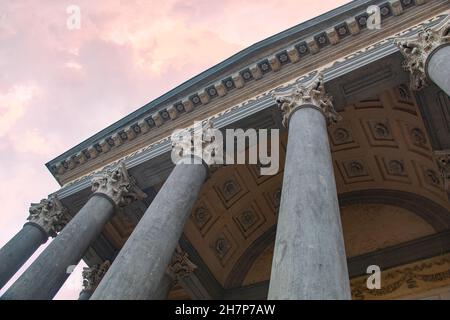 L'impressionnante entrée de la colonne à Gran Madre di Dio, Turin (Turin), Piedmonte, Italie - une belle église néo-classique sur le po Banque D'Images