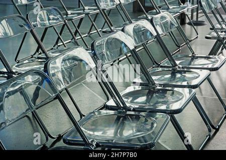 Rangées de chaises en plastique transparent dans un auditorium Banque D'Images