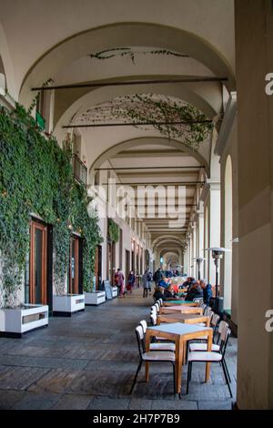 La belle architecture de la magnifique grande place de la Piazza Vittorio Veneto, qui accueille divers cafétérias et restaurants, Turin, Piedmonte, Italie Banque D'Images