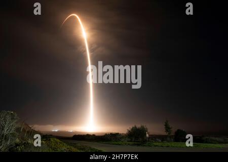 Vandenberg, États-Unis d'Amérique.23 novembre 2021.Vandenberg, États-Unis d'Amérique.23 novembre 2021.Une fusée d'appoint SpaceX Falcon 9 transportant la mission d'essai de défense planétaire de la NASA, Double Asteroid Redirection Test, quitte le complexe de lancement spatial 4 à la base spatiale de Vandenberg le 24 novembre 2021 à Vandenberg, en Californie.Le vaisseau spatial DART est conçu pour s'écraser dans un astéroïde tout en roulant à une vitesse de 15,000 miles par heure pour modifier la trajectoire afin d'éviter un impact sur la Terre.Crédit : Michael Peterson/États-UnisSpace Force/Alamy Live News Banque D'Images