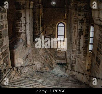 Belle pierre ancienne sur le chemin escarpé des morts à Sacra di San Michele, Turin, Piedmonte, Italie Banque D'Images