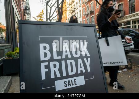 Un magasin de Bleecker Street à Greenwich Village à New York le samedi 20 novembre 2021 fait la promotion de ses ventes du Black Friday.Les analystes recommandent d'acheter certaines marchandises avant le Vendredi fou, car il y a des pénuries dans la chaîne d'approvisionnement.(© Richard B. Levine) Banque D'Images