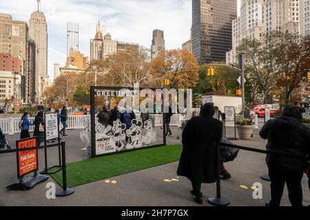 Les visiteurs posent pour des photos inflammables lors d'une activation de marque à Flatiron Plaza à New York pour le "Mickey and Friends Stay True: Stay-cation" de la Disney Co., le samedi 20 novembre 2021.La campagne se compose de six guides de villes pour diverses villes encourageant les gens à faire des achats et à participer à des activités locales.(© Richard B. Levine) Banque D'Images