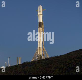 Vandenberg, États-Unis d'Amérique.23 novembre 2021.Vandenberg, États-Unis d'Amérique.23 novembre 2021.Une fusée d'appoint SpaceX Falcon 9 transportant la mission d'essai de défense planétaire de la NASA, Double Asteroid Redirection Test, se prépare au décollage du complexe de lancement spatial 4 à la base spatiale de Vandenberg le 23 novembre 2021 à Vandenberg, en Californie.Le vaisseau spatial DART est conçu pour s'écraser dans un astéroïde tout en roulant à une vitesse de 15,000 miles par heure pour modifier la trajectoire afin d'éviter un impact sur la Terre.Credit: Bill Ingalls/NASA/Alamy Live News Banque D'Images