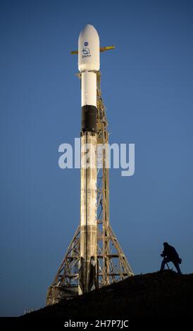 Vandenberg, États-Unis d'Amérique.23 novembre 2021.Vandenberg, États-Unis d'Amérique.23 novembre 2021.Une fusée d'appoint SpaceX Falcon 9 transportant la mission d'essai de défense planétaire de la NASA, Double Asteroid Redirection Test, se prépare au décollage du complexe de lancement spatial 4 à la base spatiale de Vandenberg le 23 novembre 2021 à Vandenberg, en Californie.Le vaisseau spatial DART est conçu pour s'écraser dans un astéroïde tout en roulant à une vitesse de 15,000 miles par heure pour modifier la trajectoire afin d'éviter un impact sur la Terre.Credit: Bill Ingalls/NASA/Alamy Live News Banque D'Images