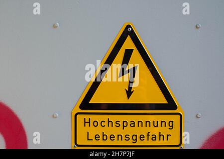 affiche avec texte allemand « haute tension » Banque D'Images