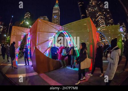 Les visiteurs du Flatiron Plaza à New York le lundi 22 novembre 2021 interagissent avec le "Interwoven" créé par l'atelier Cho Thompson.L'installation de Noël est la pièce maîtresse de la programmation de vacances du Flatiron/23e Street Partnership, « 23 jours de réjouissances Flatiron ».“Interwoven” est une sculpture expérientielle avec des lumières et de la musique jouant lorsque les visiteurs passent à travers les capteurs de la pièce.(© Richard B. Levine) Banque D'Images