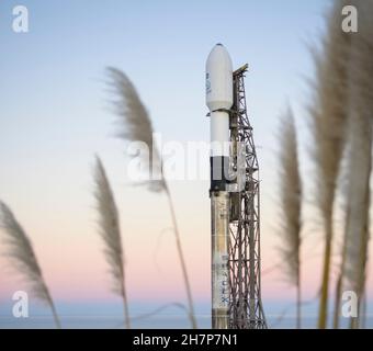 Vandenberg, États-Unis d'Amérique.23 novembre 2021.Vandenberg, États-Unis d'Amérique.23 novembre 2021.Une fusée d'appoint SpaceX Falcon 9 transportant la mission d'essai de défense planétaire de la NASA, Double Asteroid Redirection Test, se prépare au décollage du complexe de lancement spatial 4 à la base spatiale de Vandenberg le 23 novembre 2021 à Vandenberg, en Californie.Le vaisseau spatial DART est conçu pour s'écraser dans un astéroïde tout en roulant à une vitesse de 15,000 miles par heure pour modifier la trajectoire afin d'éviter un impact sur la Terre.Credit: Bill Ingalls/NASA/Alamy Live News Banque D'Images