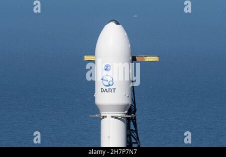 Vandenberg, États-Unis d'Amérique.23 novembre 2021.Vandenberg, États-Unis d'Amérique.23 novembre 2021.Une fusée d'appoint SpaceX Falcon 9 transportant la mission d'essai de défense planétaire de la NASA, Double Asteroid Redirection Test, se prépare au décollage du complexe de lancement spatial 4 à la base spatiale de Vandenberg le 23 novembre 2021 à Vandenberg, en Californie.Le vaisseau spatial DART est conçu pour s'écraser dans un astéroïde tout en roulant à une vitesse de 15,000 miles par heure pour modifier la trajectoire afin d'éviter un impact sur la Terre.Credit: Bill Ingalls/NASA/Alamy Live News Banque D'Images