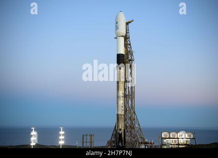 Vandenberg, États-Unis d'Amérique.23 novembre 2021.Vandenberg, États-Unis d'Amérique.23 novembre 2021.Une fusée d'appoint SpaceX Falcon 9 transportant la mission d'essai de défense planétaire de la NASA, Double Asteroid Redirection Test, se prépare au décollage du complexe de lancement spatial 4 à la base spatiale de Vandenberg le 23 novembre 2021 à Vandenberg, en Californie.Le vaisseau spatial DART est conçu pour s'écraser dans un astéroïde tout en roulant à une vitesse de 15,000 miles par heure pour modifier la trajectoire afin d'éviter un impact sur la Terre.Credit: Bill Ingalls/NASA/Alamy Live News Banque D'Images