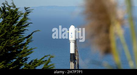 Vandenberg, États-Unis d'Amérique.23 novembre 2021.Vandenberg, États-Unis d'Amérique.23 novembre 2021.Une fusée d'appoint SpaceX Falcon 9 transportant la mission d'essai de défense planétaire de la NASA, Double Asteroid Redirection Test, se prépare au décollage du complexe de lancement spatial 4 à la base spatiale de Vandenberg le 23 novembre 2021 à Vandenberg, en Californie.Le vaisseau spatial DART est conçu pour s'écraser dans un astéroïde tout en roulant à une vitesse de 15,000 miles par heure pour modifier la trajectoire afin d'éviter un impact sur la Terre.Credit: Bill Ingalls/NASA/Alamy Live News Banque D'Images