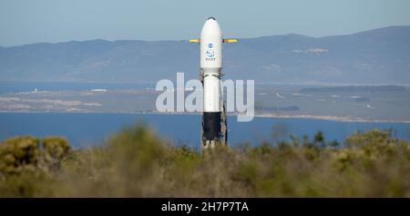 Vandenberg, États-Unis d'Amérique.23 novembre 2021.Vandenberg, États-Unis d'Amérique.23 novembre 2021.Une fusée d'appoint SpaceX Falcon 9 transportant la mission d'essai de défense planétaire de la NASA, Double Asteroid Redirection Test, se prépare au décollage du complexe de lancement spatial 4 à la base spatiale de Vandenberg le 23 novembre 2021 à Vandenberg, en Californie.Le vaisseau spatial DART est conçu pour s'écraser dans un astéroïde tout en roulant à une vitesse de 15,000 miles par heure pour modifier la trajectoire afin d'éviter un impact sur la Terre.Credit: Bill Ingalls/NASA/Alamy Live News Banque D'Images