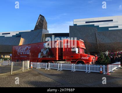 24 novembre 2021.Pollok, Glasgow, Écosse,ROYAUME-UNI.Le gros camion de coca-cola rouge a fait une visite de retour au centre commercial Silverburn de Glasgow cette année après avoir annulé la visite des dernières années en raison de la pandémie de Covid.Le premier de ses arrêts au Royaume-Uni, les visiteurs ont reçu de petites boîtes de Coca-Cola Zero et ont eu des photos prises avec leurs enfants sur le côté du camion.Crédit.Douglas Carr/Alamy Live News Banque D'Images